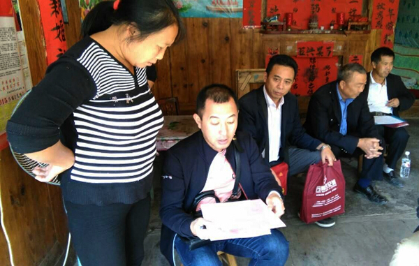 调查员入户向村民讲解政策