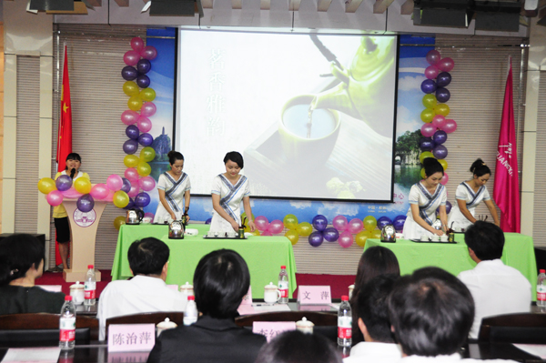 学员们进行茶艺表演