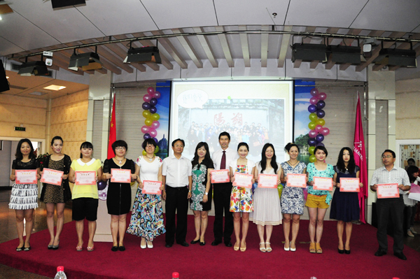 基地工作领导小组成员为学员颁发荣誉证书