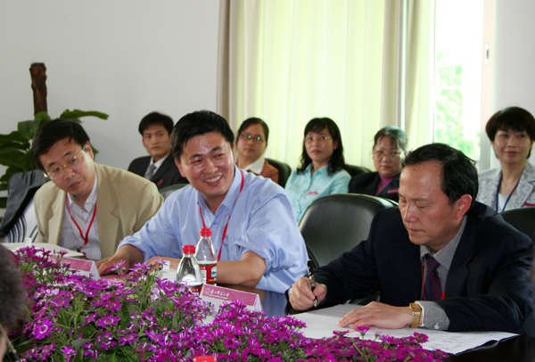 教育部评估专家们与我校教学管理干部座谈。