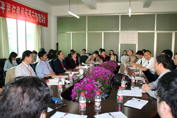 教育部评估专家们与我校教学管理干部座谈。