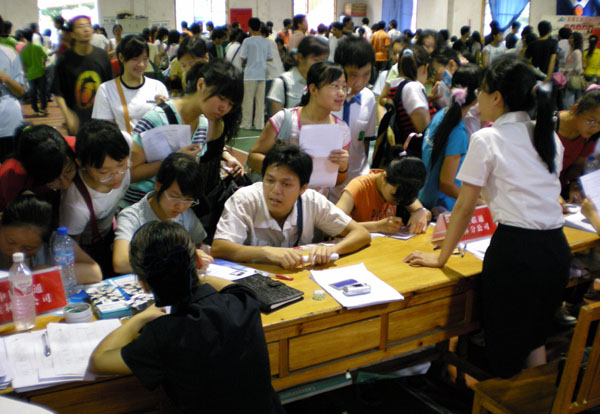 招聘会现场人头攒动。