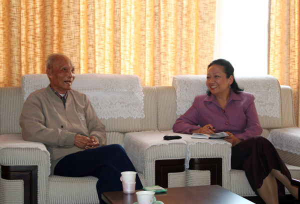 校党委王枬书记亲自带队对钟文典教授进行访谈。