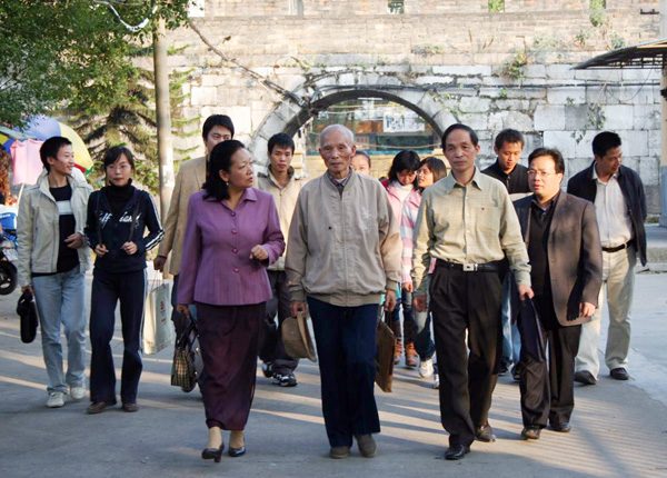 钟老与王枬书记王城边上谈历史。