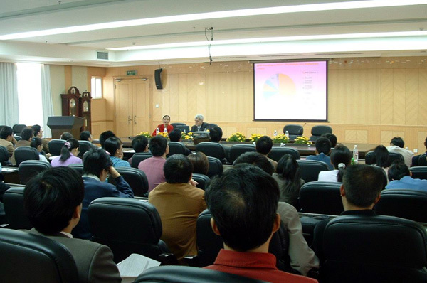 中德科学中心德方主任Robert Paul Koenigs博士到我校做报告。