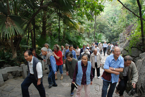 我校离退休同志兴高采烈地沿阶梯登上叠彩山。