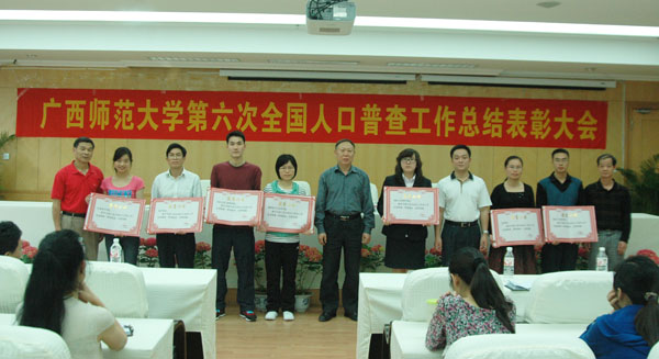 刘健斌副校长为获得表彰的单位和个人颁奖（大学生记者团 满德乐 摄）