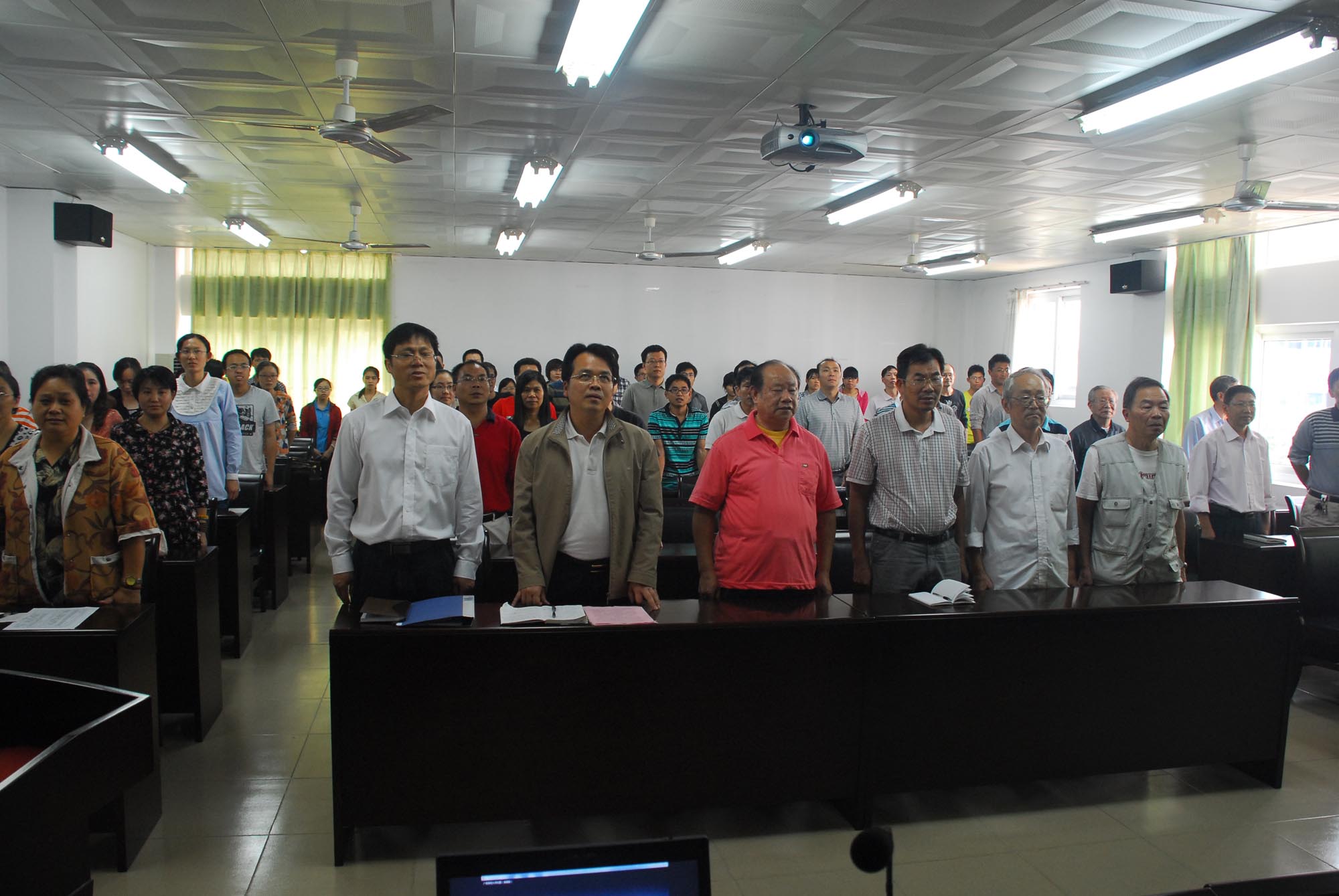 动员大会会场师生同唱校歌《育才之歌》