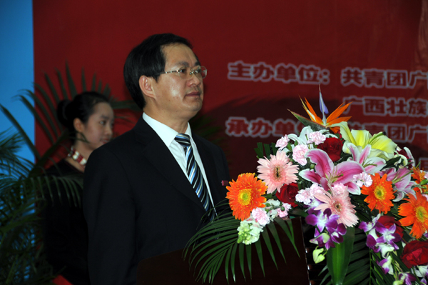 校党委副书记唐仁郭主持仪式