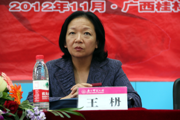 校党委书记王枬出席仪式并讲话 (大学生通讯社 蒋晨曦 摄)