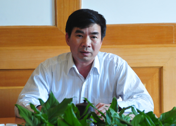 梁宏校长主持学习会并作主题发言