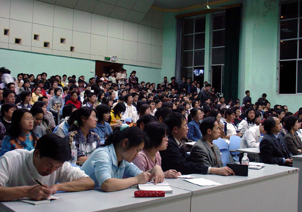 我校师生认真聆听郑永廷教授的讲座。