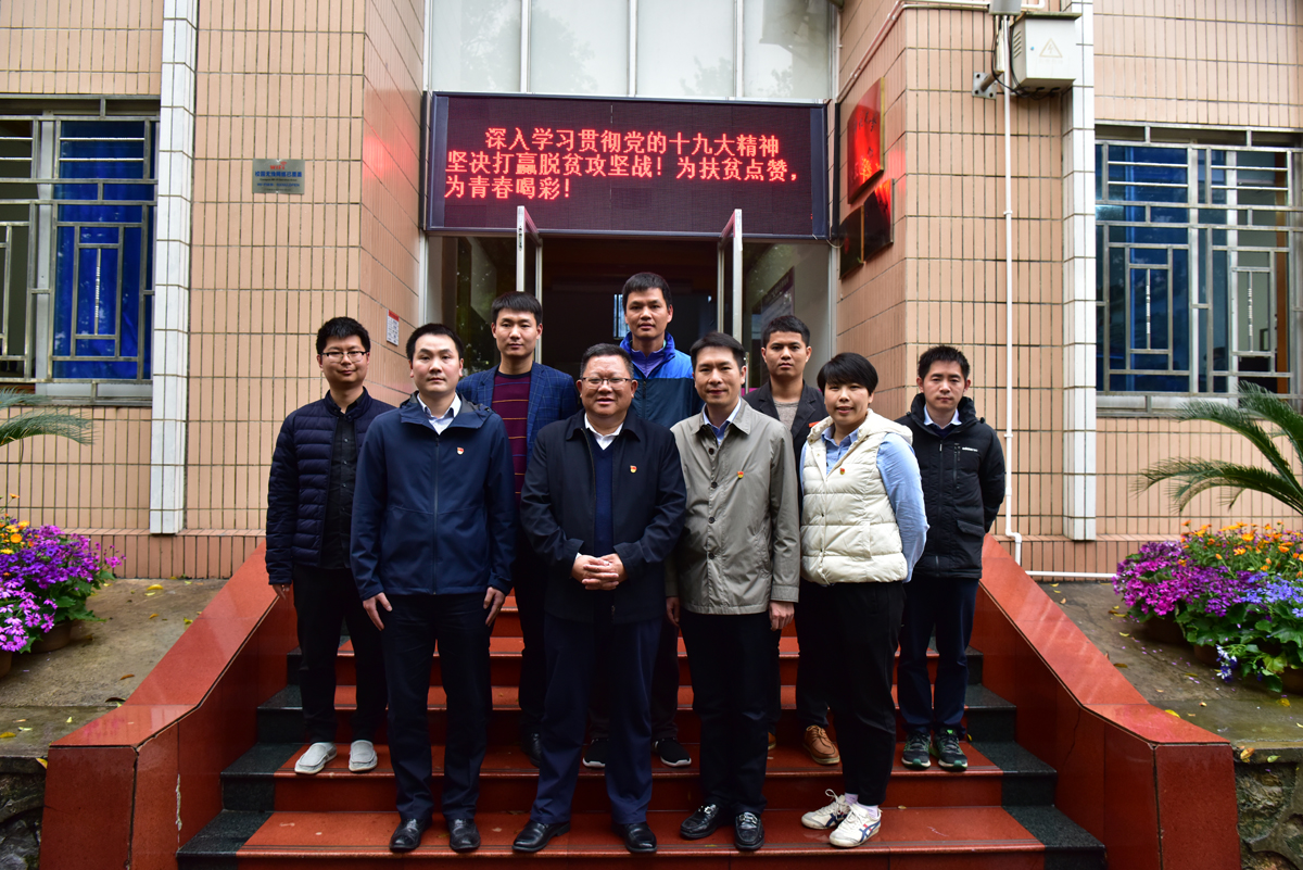 邓军书记与扶贫队员合影66.jpg