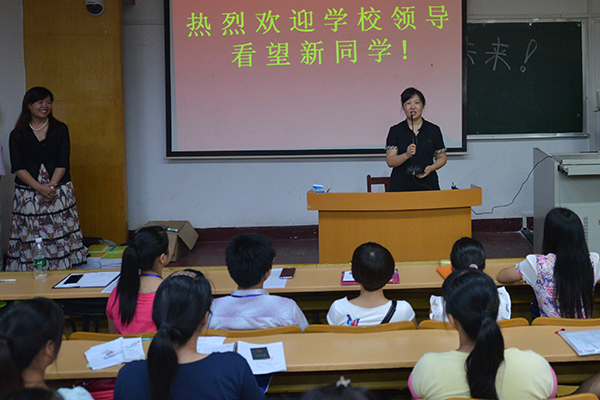 查丹明副书记看望新生给予他们更多激励的话语