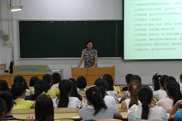 王枬书记看望新生让新生们认识到什么是“大学生”
