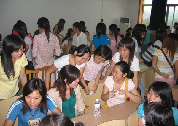 师生们分组交流