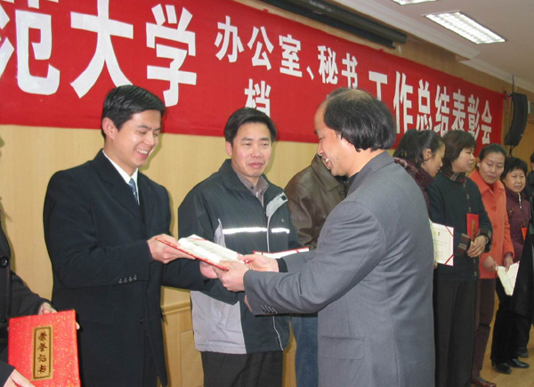 副校长易忠给获得荣誉的集体和个人颁奖。（伍尚海摄）