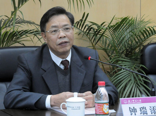 钟瑞添副校长在会上致辞。