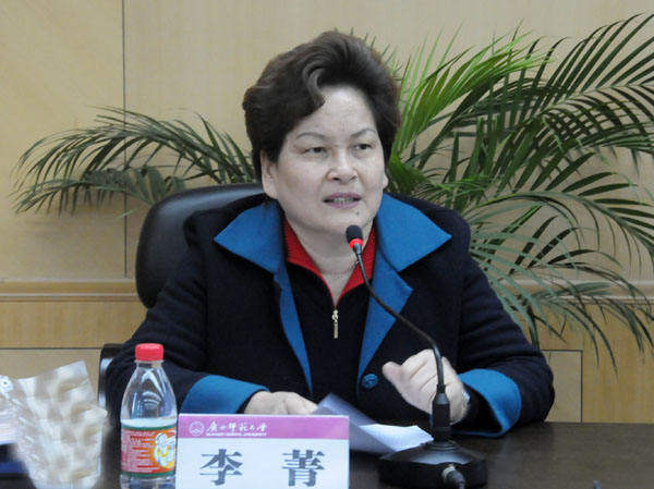 自治区教育厅职改办主任李菁在主持开班仪式。