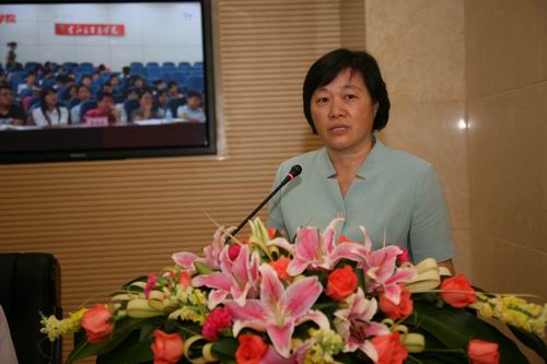 自治区教育厅副厅长杨伟嘉主持师德论坛