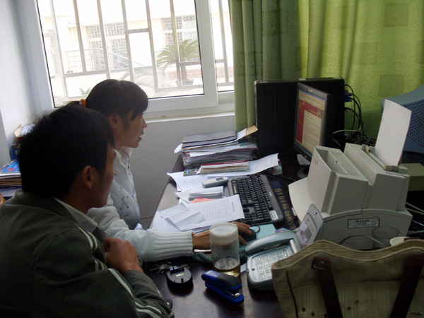 数学学院研究生在办公室收看独秀网对党代会的文字直播。