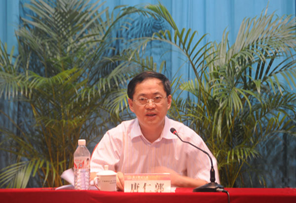 校党委副书记唐仁郭在大会上讲话。