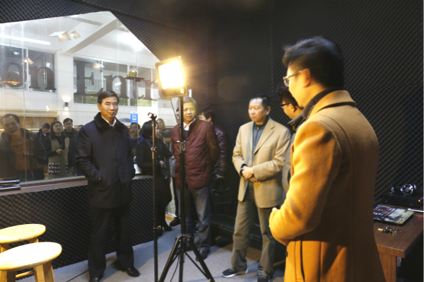 梁宏校长与蒋彦忠副校长一行参观学生创业项目。.jpg