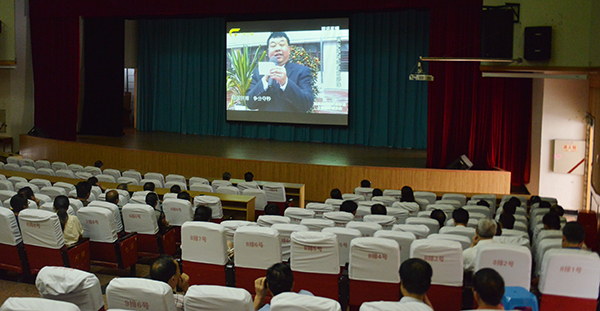 我校收看视频直播现场