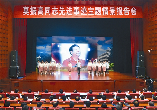 30名都安高中学生齐诵诗歌：《校长爸爸》（《广西日报》供图）