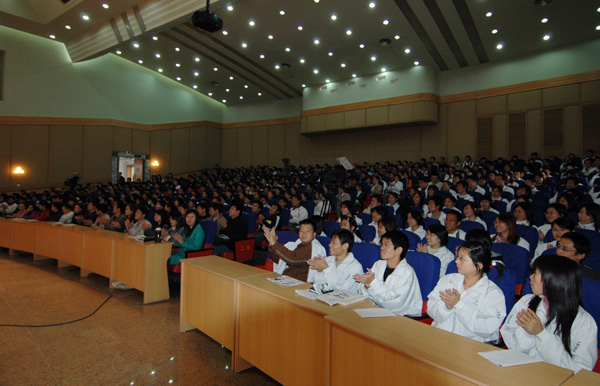 400多名观众参观了论坛。