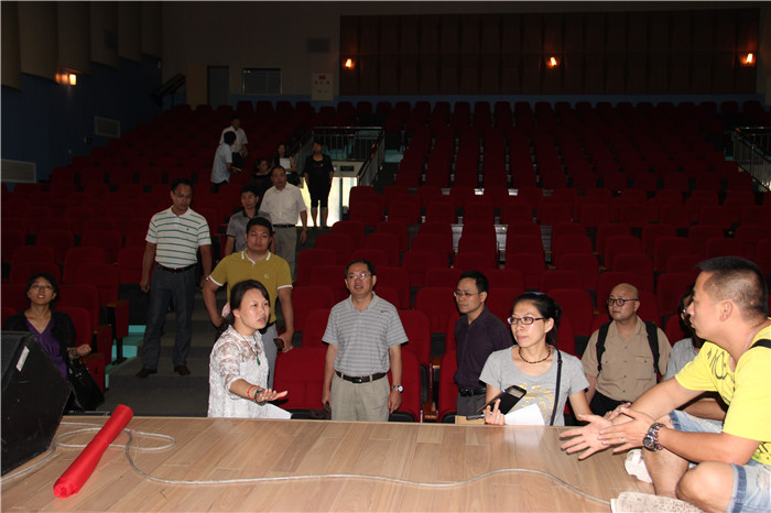 校党委副书记唐仁郭与漓江学院场地维护人员交流，了解设备维护情况（左二）