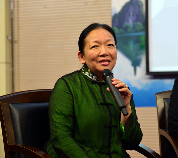 校党委书记王枬主持访谈会（本文配图均由宣传部张婷婷拍摄）