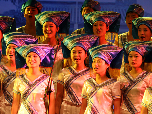 由校大学生艺术团表演的曾获自治区首届大学生艺术展演活动合唱类（普通组）一等奖的大合唱《黑衣壮的酒》。