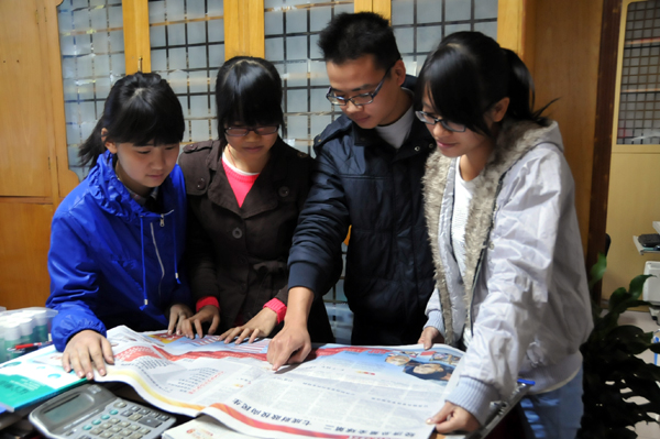 我校学生密切关注十八大（大学生通讯社 李显杨 摄）
