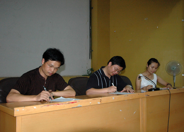 校方与参加社会实践的各团队代表签订社会实践协议书。