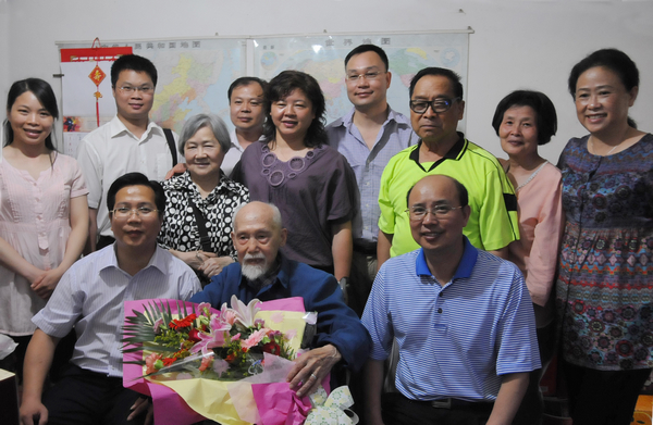 副校长蔡昌卓（前右一）一行与李明征老师（中）合影