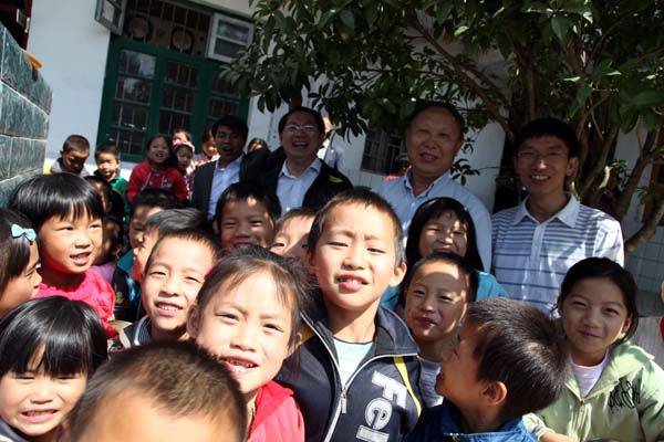 文洞村小学的学生喝到了由我校捐资的安全饮用水后，露出了开心的笑容