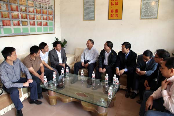 党委副书记唐仁郭、副校长刘健斌与文洞村干部座谈