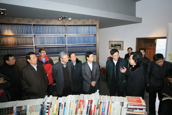 院士们在“中医文化”系列图书前驻足，兴致勃勃地探讨中医文化问题，对我校出版社弘扬传统文化精粹赞赏有加