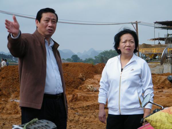 副校长陈洪江向王枬书记介绍雁山校区建设情况