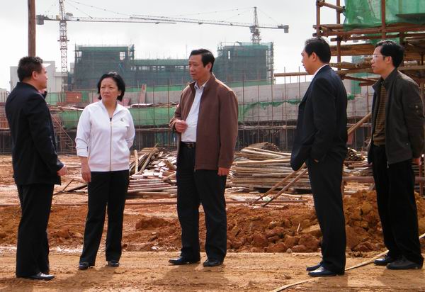 校领导听取建设办负责人汇报标准体育场施工进展