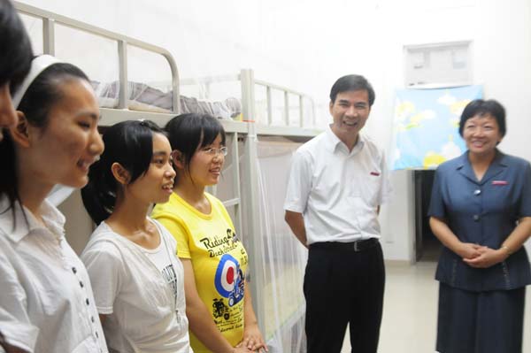 校领导看望慰问经济管理学院新生。