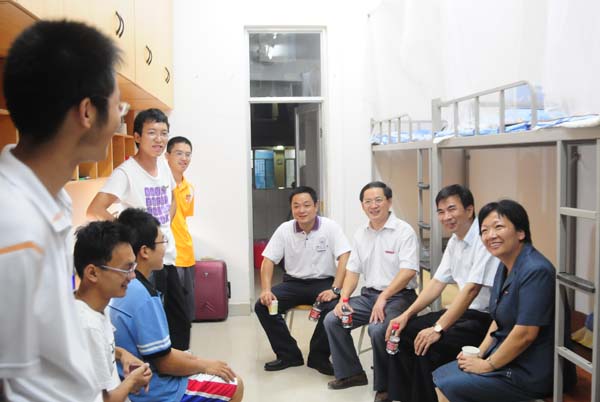 校领导看望慰问文学院新生。