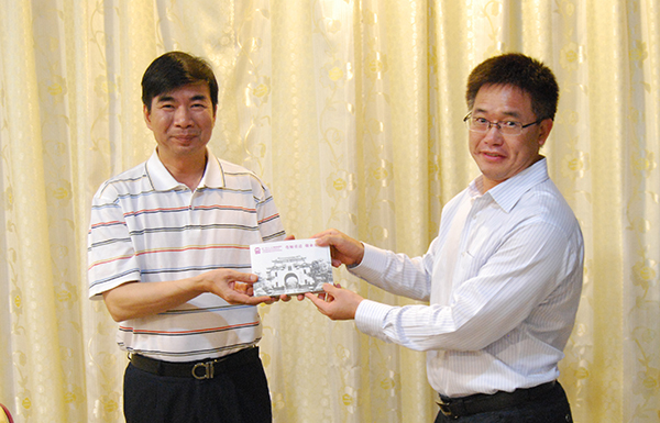 校长梁宏向广州校友会赠送学校宣传片