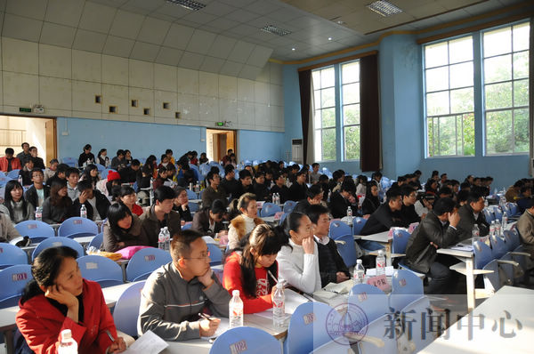 普查员们认真听取人口普查工作要求