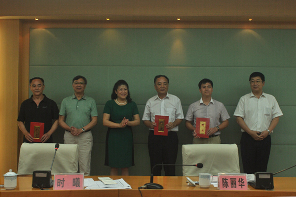 桂林市市委常委、宣传部部长、副市长陈丽华、我校副钟瑞添向桂林历史文化研究院院长、副院长颁发聘书