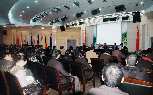 我校举行迎评工作知识培训。