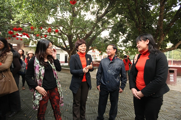 容县县长吕剑枫向服务团队作容县情况介绍