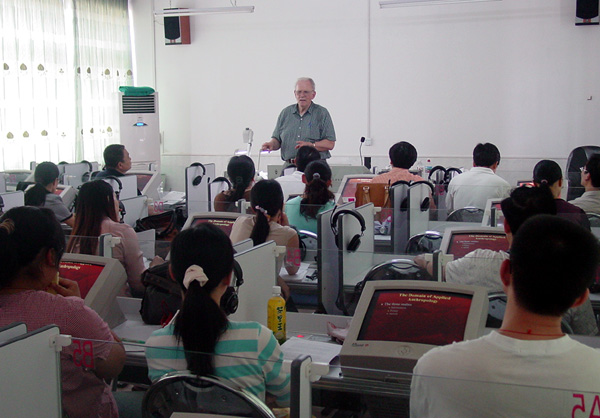 应我校之邀，美国科罗拉多州立城市学院文化人类学专家Ｋen Keller博士于５月２４日－６月２日到我校讲学，内容主要是关于语言学、文化人类学、美国现代教育、科研方法等方面的知识。5月24日，首场讲座在育才校区文科楼６０２多媒体语音室进行。（大外部）