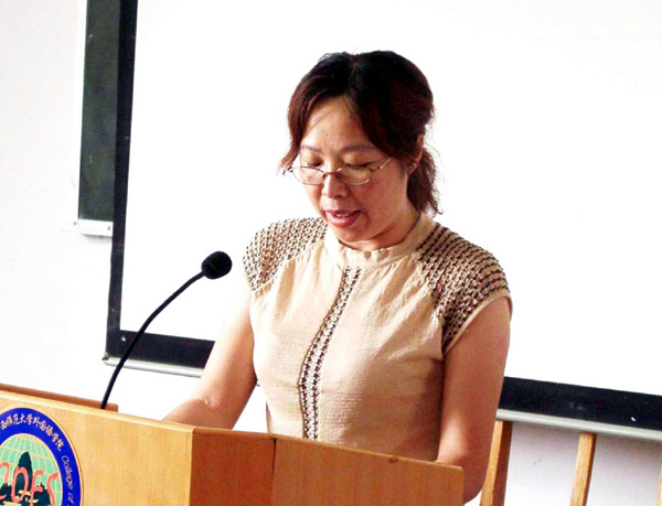 该院李晓教授在作“在创建巾帼文明示范岗中保持党员的先进性”报告。